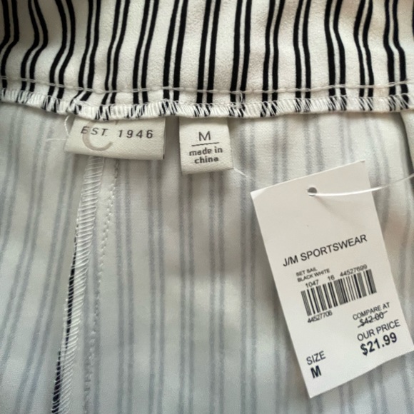 Pretty pin stripe shorts NWT Size M - Picture 3 of 7